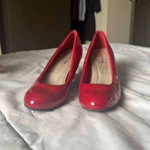 Red, comfort plus heels. The sole is very comfy and doesn’t hurt your feet!